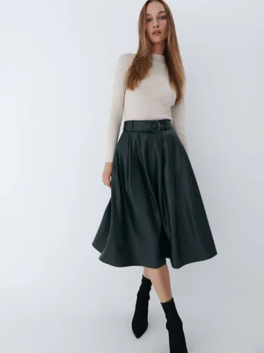 Za elegantan poslovni look, midi suknja uvijek je 'in'