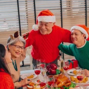 Od rolanja do prženih gusjenica: 10 najneobičnijih božićnih običaja diljem svijeta