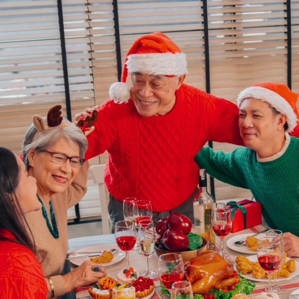 Od rolanja do prženih gusjenica: 10 najneobičnijih božićnih običaja diljem svijeta