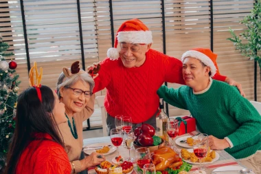 Od rolanja do prženih gusjenica: 10 najneobičnijih božićnih običaja diljem svijeta