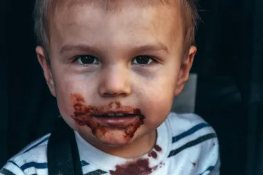Zašto je dobro pustiti dijete da napravi nered dok jede?