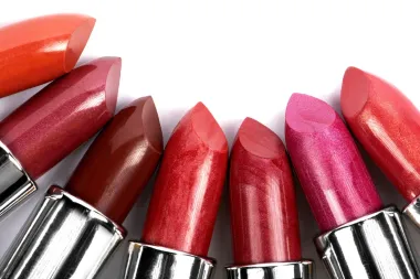 Najnoviji blagdanski beauty hit: Ruževi sa šljokicama!