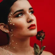 Šljokice, kamenčići i biseri na licu - 'it' make up trend