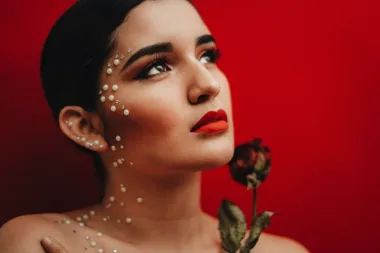 Šljokice, kamenčići i biseri na licu - 'it' make up trend
