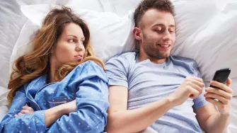 Uh, vara te: Znakovi da tvoj partner ima emocionalnu aferu