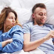 Uh, vara te: Znakovi da tvoj partner ima emocionalnu aferu
