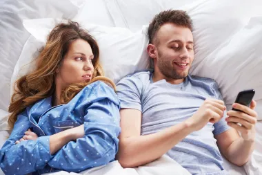 Uh, vara te: Znakovi da tvoj partner ima emocionalnu aferu