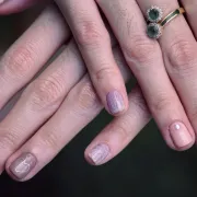 Novi zimski trend u manikuri koji nas je osvojio - biseri na noktima