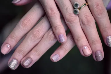 Novi zimski trend u manikuri koji nas je osvojio - biseri na noktima