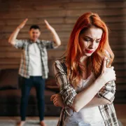 Emocionalno zlostavljanje u vezi: 'masnice' koje se ne vide, ali bole