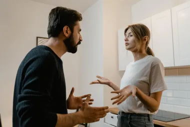 Emocionalno zlostavljanje u vezi: 'masnice' koje se ne vide, ali bole