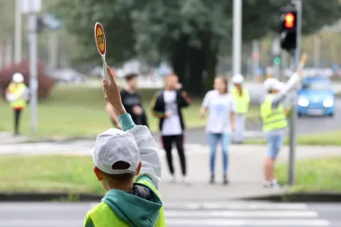 Bonton je itekako važan i u prometu: Kako djecu naučiti da se lijepo ponašaju u prometu