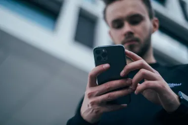 Budi oprezna: Ako tvoj partner čini ove stvari, jako je nesiguran