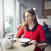 Bolje izbjegavaj ove namirnice nakon kojih ćeš opet jako brzo biti gladna