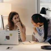 Oprez: 5 znakova da je tvoje prijateljstvo na poslu toksično