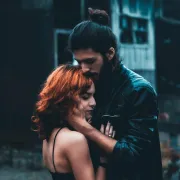 Imaš osjećaj da te partner kontrolira i da je posesivan? Evo kako postupiti
