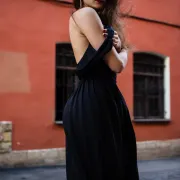 Crna haljina je modni klasik, a modeli iz Zarine ponude izgledaju sjajno