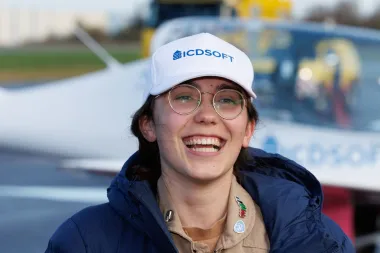 Zara je 19-godišnja pilotkinja koja je sama preletjela cijeli svijet. Ovo je njezina priča