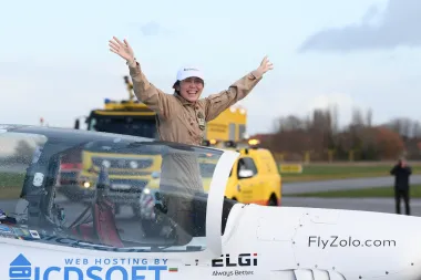 Zara je 19-godišnja pilotkinja koja je sama preletjela cijeli svijet. Ovo je njezina priča