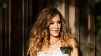 Baš kao Carrie Bradshaw - Zara ima kopiju legendarne 'newspaper dress'  Johna Galiana