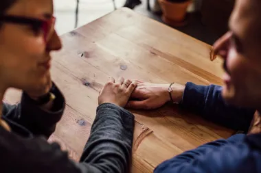 Želiš ga natjerati da stalno razmišlja o tebi? Usvoji ove trikove