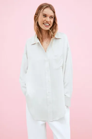 Bijela bluza je 'must-have' komad koji nikad ne izlazi iz mode