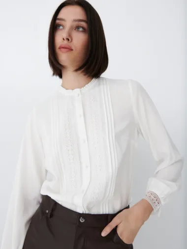 Bijela bluza je 'must-have' komad koji nikad ne izlazi iz mode