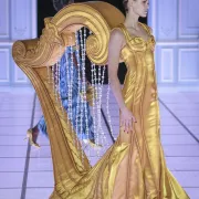 Haljina u obliku harfe ili lampa na glavi: Nove Moschino kreacije ne bi se svatko usudio nositi