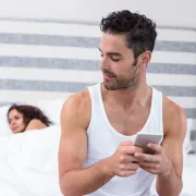 Cyber izdaja: Znakovi da te partner vara online