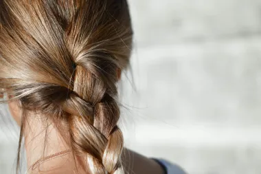 I kosi treba odmor, a s ovih 6 nesvjesnih navika možeš je oštetiti dok spavaš