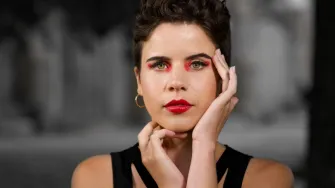 Crveni tuš za oči - novi beauty trend. Hoćeš li ga probati?