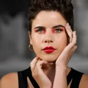 Crveni tuš za oči - novi beauty trend. Hoćeš li ga probati?
