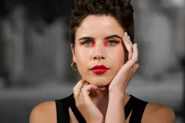 Crveni tuš za oči - novi beauty trend. Hoćeš li ga probati?