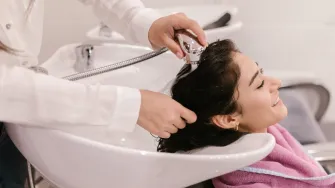 Evo što bi se moglo dogoditi tvojoj kosi prestaneš li koristiti šampon