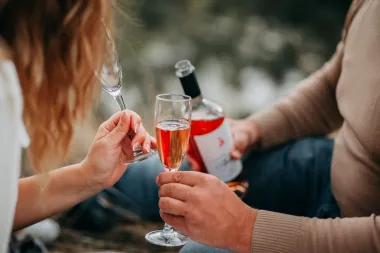 Želiš ga šarmirati već na prvom spoju? Usvoji ove trikove