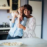 Studija pokazala - što se više družiš s mamom, to će ona dulje živjeti