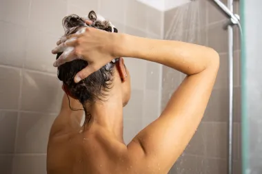 Popularni trend: Sve što trebaš znati o metodi obrnutog pranja kose