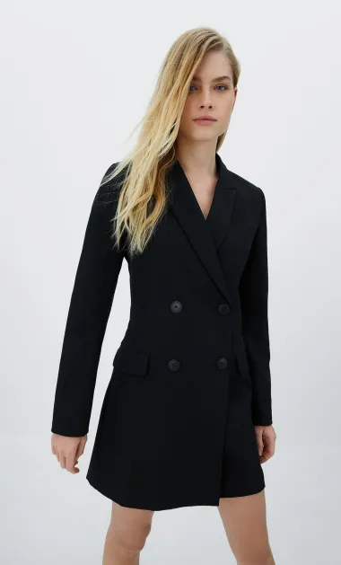 Crni blejzer - elegantni klasik koji moraš imati u ormaru