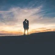 Ljubavna priča koja traži odgovor na pitanje može li ljubav pobijediti vrijeme