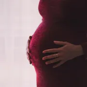 Mirela je trudna, a dijete koje nosi ima tumor na mozgu. No pobačaj joj ne dozvoljavaju i šalju ju u Sloveniju