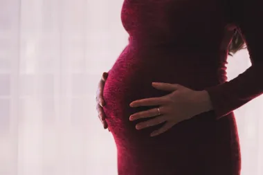 Mirela je trudna, a dijete koje nosi ima tumor na mozgu. No pobačaj joj ne dozvoljavaju i šalju ju u Sloveniju
