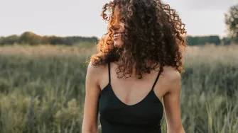 Imaš gustu kosu punu volumena? Ovo su idealne ljetne frizure za tebe