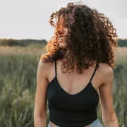 Imaš gustu kosu punu volumena? Ovo su idealne ljetne frizure za tebe