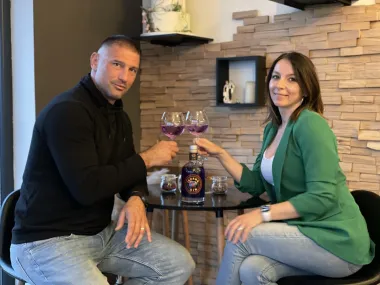 Iva i Neven osmislili su gin koji mijenja boju kad dodaš malo tonika. Što kažeš?