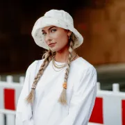Nostalgija za 90-ima: 'Pigtail' pletenice vraćaju se na velika vrata