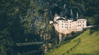 Predjamski dvorac u Sloveniji: Bajkovito mjesto koje moraš posjetiti