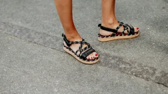 Ovog ljeta nose se ravne sandale s remenčićima - evo najboljih modela