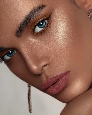 Ljeto je sve bliže, a samim time i sezona bronzera. Evo kako izabrati pravi bronzer