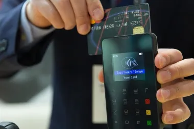 Kako funkcionira plaćanje debitnom karticom preko interneta?