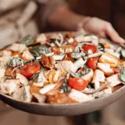 Nije ti do kuhanja usred vrućina? Imamo recepte za brze, a zasitne ljetne salate
